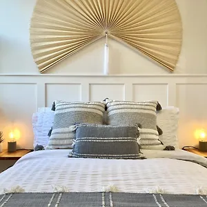 https://stunning-beach-themed-2-bed-apartment.tophotelsbath.com