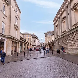 https://pass-the-keys-stunning-2-bed-retreat-in-the-heart-of-bath.tophotelsbath.com